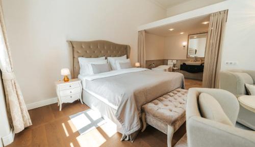 Honeymoon Suite