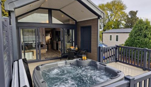 Ensuite Glamping Pod with Hot Tub Sleeps 6
