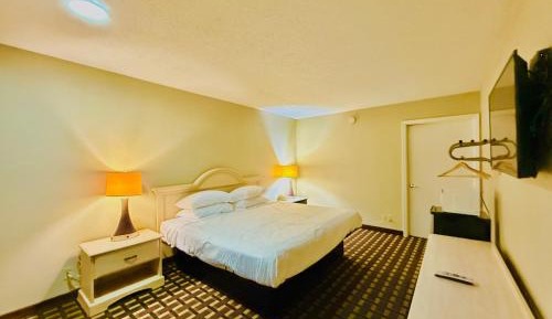 King Room with Roll-in Shower - Mobility Access/Non-Smoking