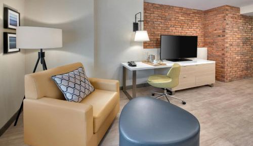 Deluxe Guest room with 1 King, Sofa bed