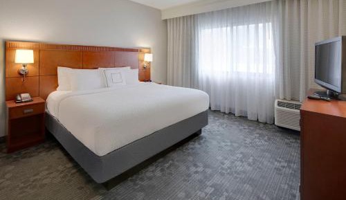 King Room with Sofa Bed and Adapted Tub - Mobility and Hearing Accessible