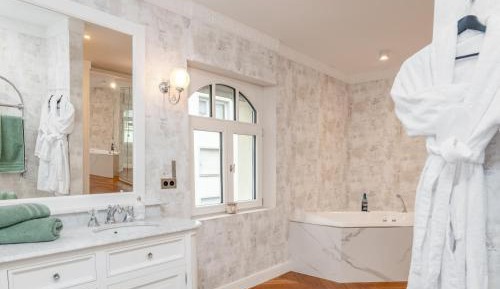 King Room with Spa Bath