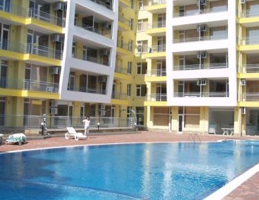 Apartment with Pool View 
