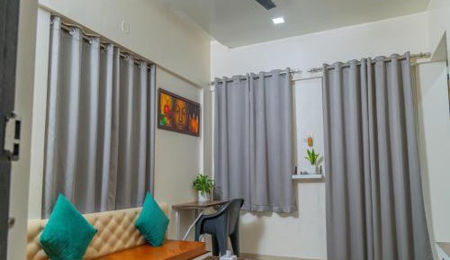 One Bedroom Apartment with King Bed and Mountain View
