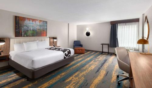 King Room with Bath and Mobility/Hear Access - Non-Smoking