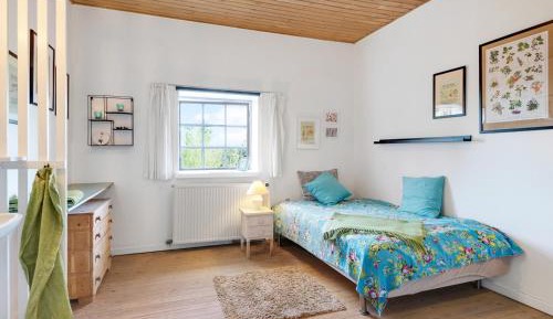 Single Room with Shared Shower and Toilet