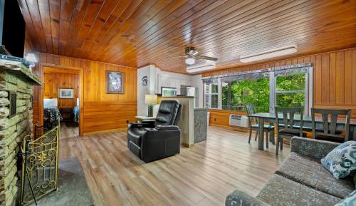 Suite with 2 Queen Bed and Full kitchen with Balcony or Patio