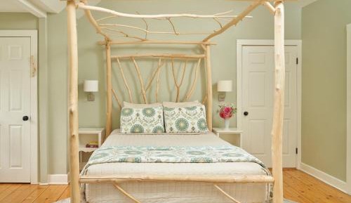 Queen room with Spa Bath- Silver Maple