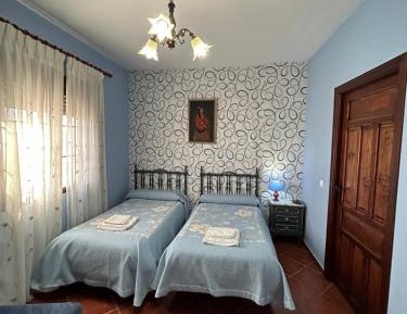 Deluxe Room (2 Adults + 1 Child)