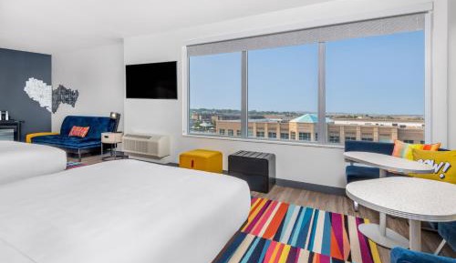 Aloft Suite, Suite, 2 Queen, Sofa