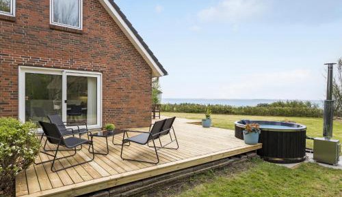 Three-Bedroom Holiday Home 