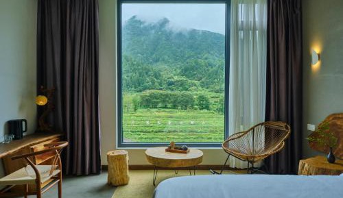 Suite with Mountain View
