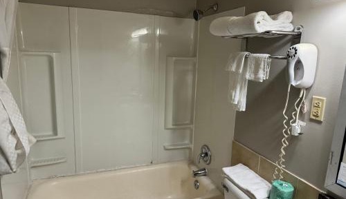Deluxe Queen Suite