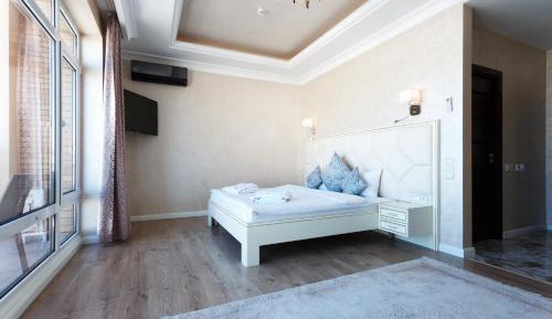 Junior Suite with Pool View