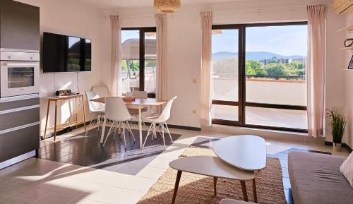 One-Bedroom Apartment with Sea View