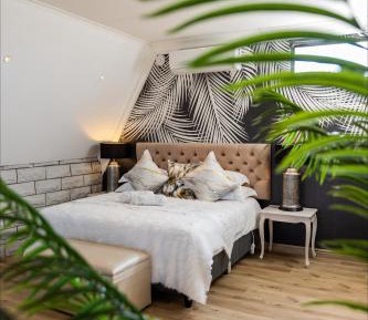 Honeymoon Suite