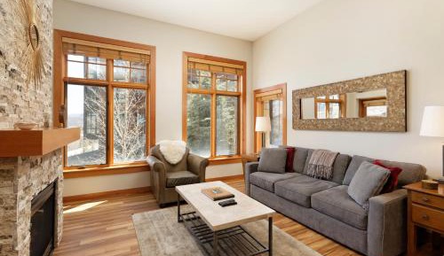 Apartment with Mountain View