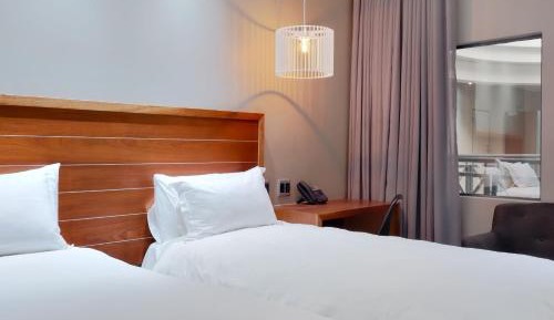 Superior King Room with City View