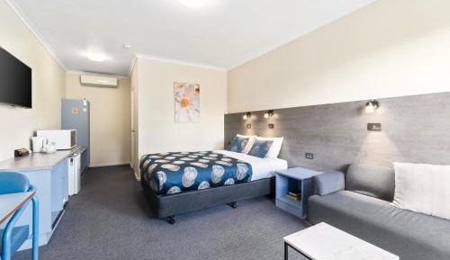 Deluxe Queen Room with Private Bathroom