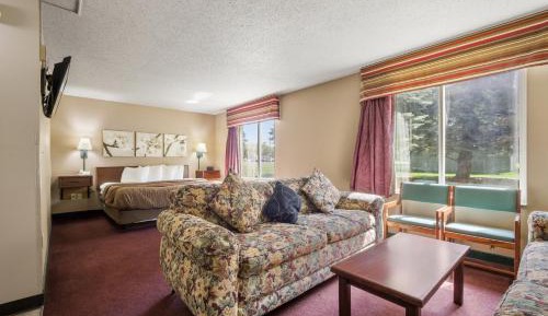 Suite with Hot Tub