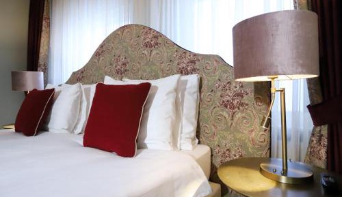 Deluxe Queen Suite