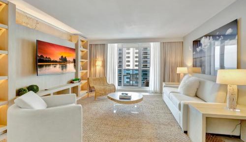 Deluxe One-Bedroom Apartment with Ocean View