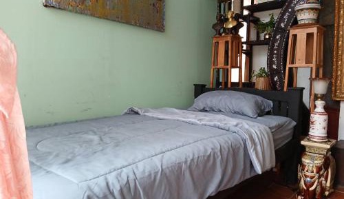 Single Room with Shared Bathroom
