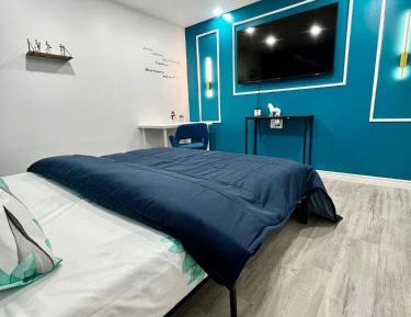 Queen Room with Shared Bathroom