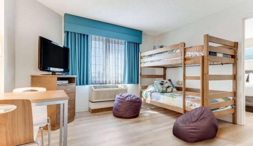 Family Suite with One Queen Bed and Bunk Bed