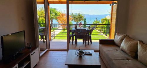 Apartment with Lake View