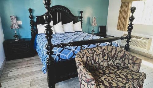 King Suite with Spa Bath and Kitchen - Non-Smoking