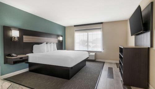 King Suite with Sofa Bed and Whirlpool - Non-Smoking