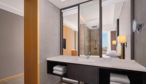 M Club lounge access, Deluxe Guest room, 1 King  