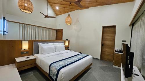 King Room with Pool View