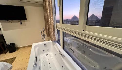 Deluxe Double Room with Pyramids View & Jacuzzi