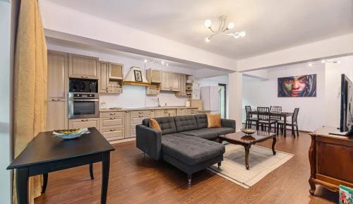 Three-Bedroom Apartment with Mountain View