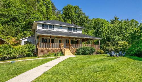 Four-Bedroom Holiday Home
