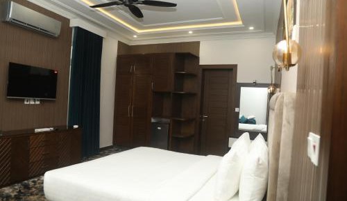 Deluxe King Suite