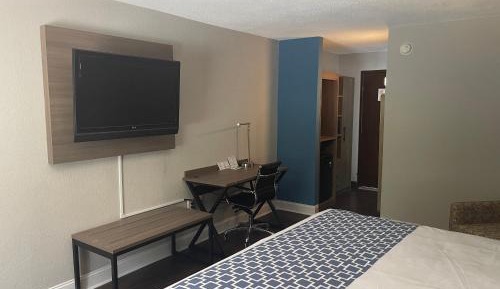Deluxe King Suite