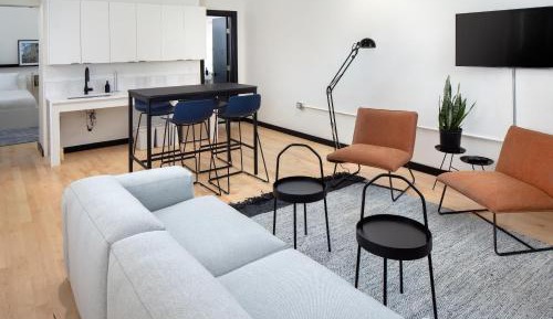 Queen Studio with Kitchenette (Self Check-in with Virtual Front Desk)