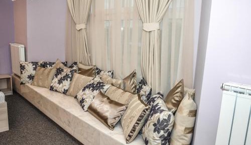 Deluxe Room (2 Adults + 1 Child)