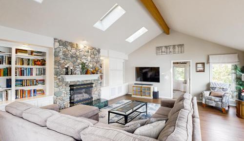 Five Bedroom Holiday Home