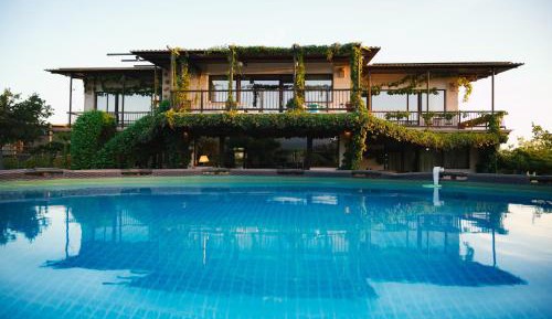 Five-Bedroom House with Pool and Mountain View