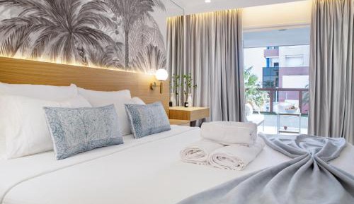 Deluxe One-Bedroom Apartment