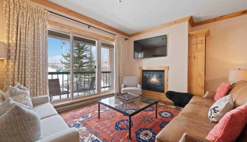 Two-Bedroom Apartment with Mountain View