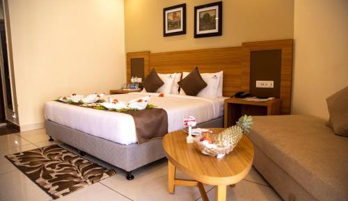 Deluxe Double Room with Side Sea View