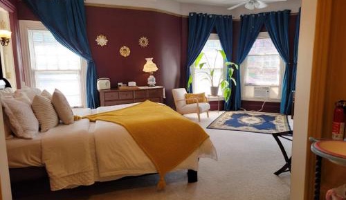 Deluxe Queen Room