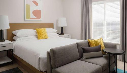 Studio Suite Roll-In Shower Hearing Accessible - King Bed