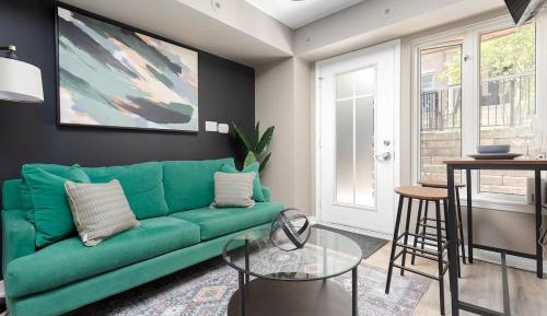Deluxe One-Bedroom Apartment