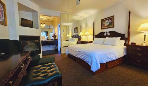 Deluxe Queen Suite
